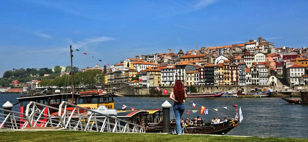 Pestrobarevné domy na nábřeží Cais Da Ribeira