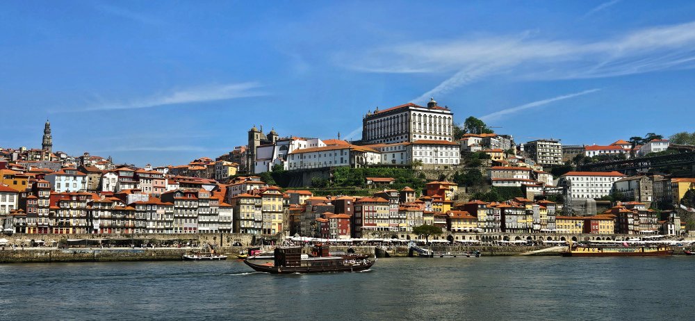 Symboly města Porto na jednom snímku - od slavné zvonice až po katedrálu a nábřeží s pitoreskními domy.