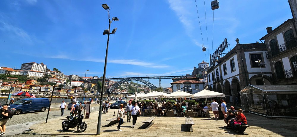 Oba břehy řeky Douro v Portu mají příjemnou pobřežní promenádu.