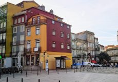 Porto - nekonečná kombinace barev a štíhlých domů s kachlíky. 