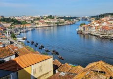Řeka Douro protéká krajem vinic, kde se rodí hrozny pro slavné portské a v Portu se vlévá do Atlantiku. 