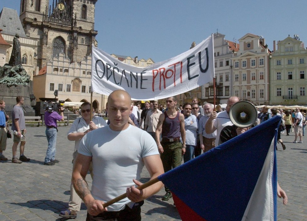 Na pražském Staroměstském náměstí se 7.června odpoledne sešly dvě desítky odpůrců vstupu České republiky do Evropské unie (červen 2003)