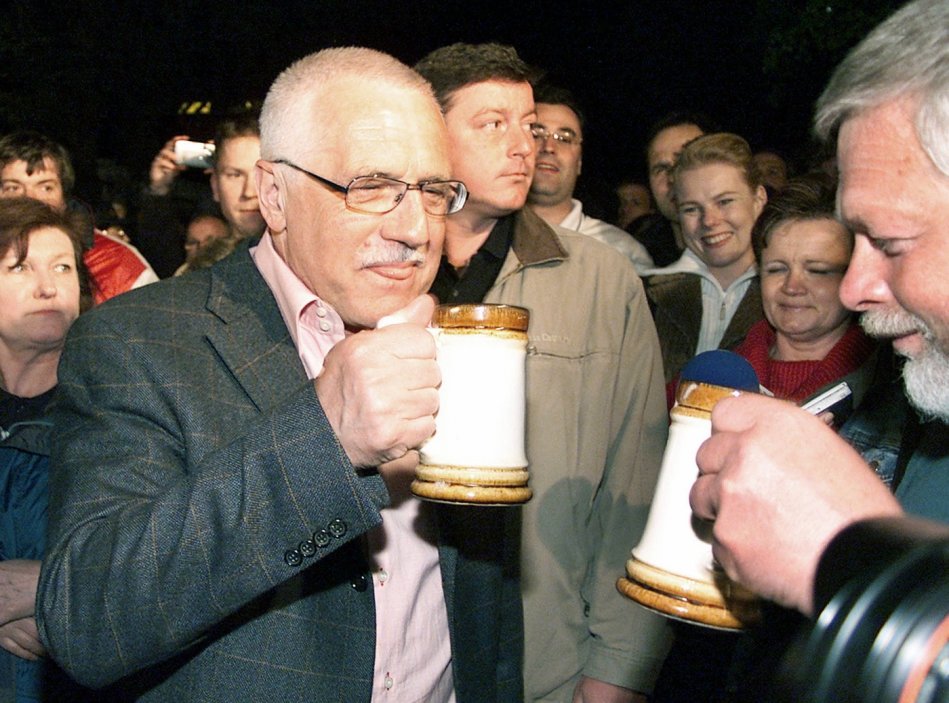 Prezident Václav Klaus, který přijel v noci z 30. dubna na 1. května do Louňovic přivítat vstup ČR do Evropské unie nočním výstupem na bájnou horu Blaník, si připíjí pivem s pořadateli slavnosti (květen 2004)