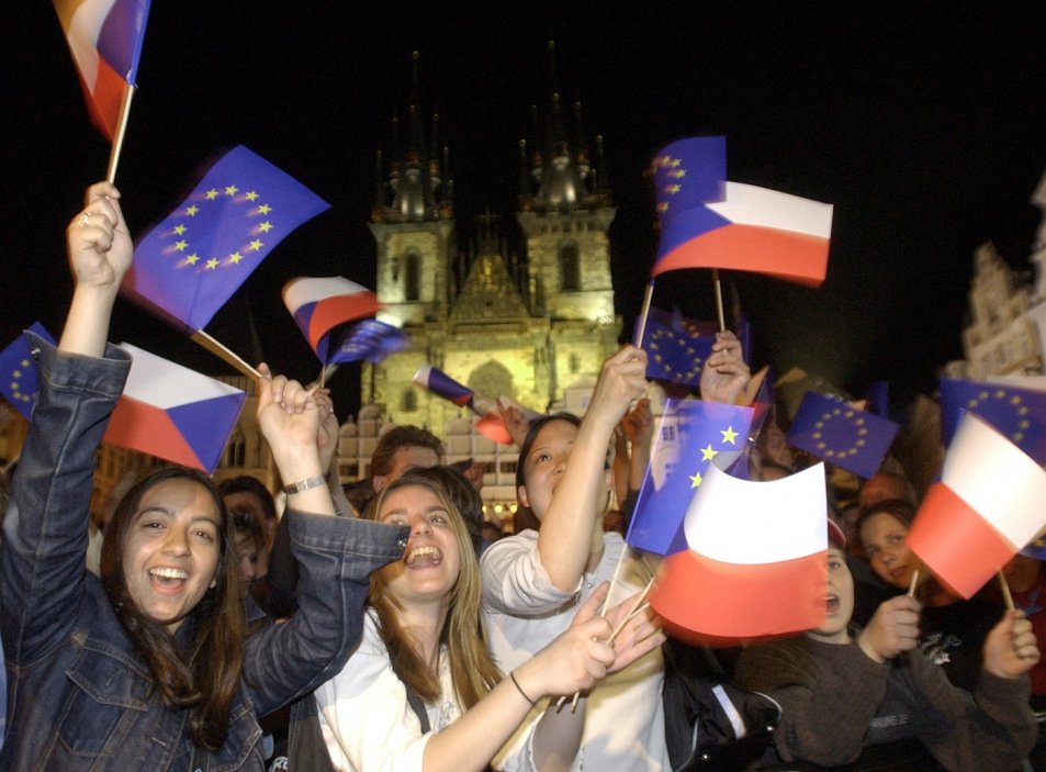 Mávající davy na Staroměstském náměstí v Praze, kde se 30. dubna večer konal slavnostní koncert u příležitosti vstupu ČR do EU (duben 2004)