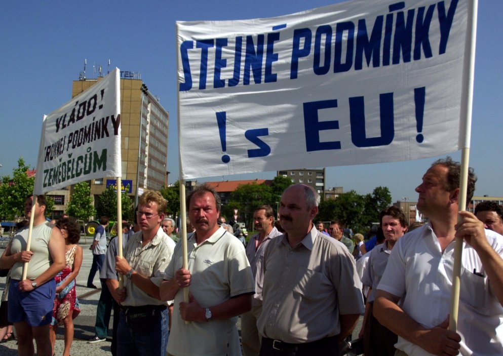 Zemědělci nespokojení s vládní politikou protestovali 4. června před sídlem Olomouckého kraje v Olomouci. Požadovali především záruky za dorovnání přímých plateb po vstupu země do EU a kompenzaci škod způsobených rozmary počasí (červen 2003)