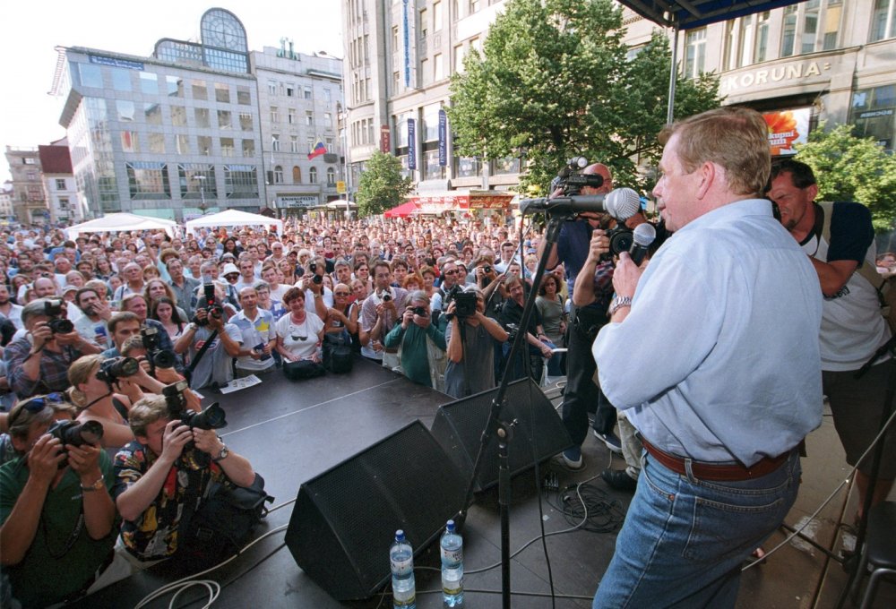 Bývalý prezident Václav Havel přišel 10. června na Václavské náměstí v Praze vyzvat občany, aby spolu s ním řekli ano vstupu České republiky do Evropské unie (červen 2003)