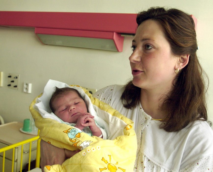První dítě po vstupu do Evropské unie se narodilo v českobudějovické porodnici několik minut po půlnoci. Nikolas měřil 53 cm a vážil 3,78 kg a maminka Jana Hronešová se s ním už odpoledne mohla pochlubit novinářům (květen 2004)