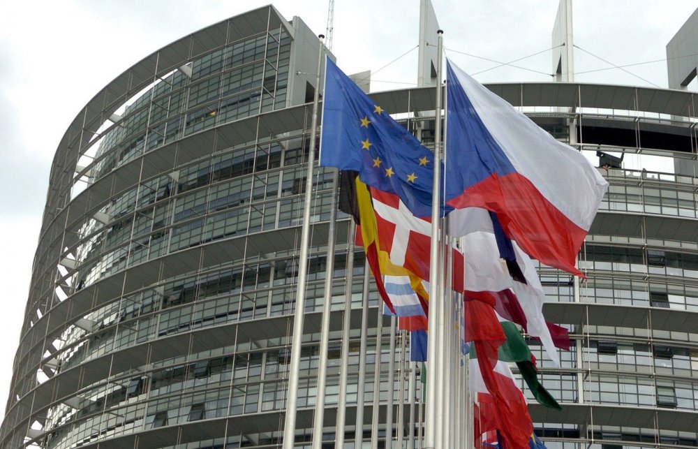 Vlajky deseti nových zemí Evropské unie byly 3. května slavnostně vztyčeny u budovy Evropského parlamentu ve Štrasburku (květen 2004)