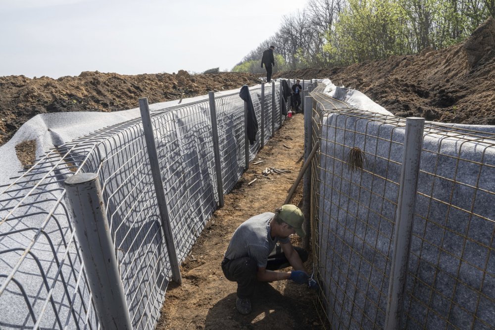 Budování nových obranných pozic poblíž ruských hranic v Charkovské oblasti