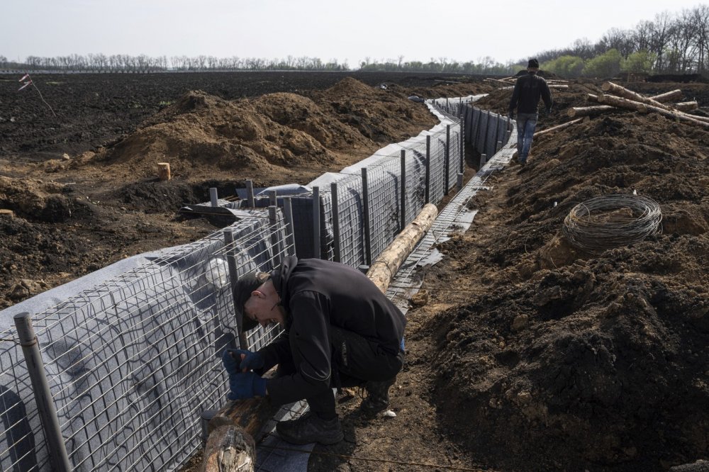 Budování nových obranných pozic poblíž ruských hranic v Charkovské oblasti