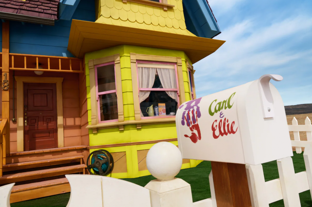 Návštěvníci mohou nově přespat v domku z filmu Vzhůru do oblak od filmového studia Pixar. A opravdu se vznášívznáší se