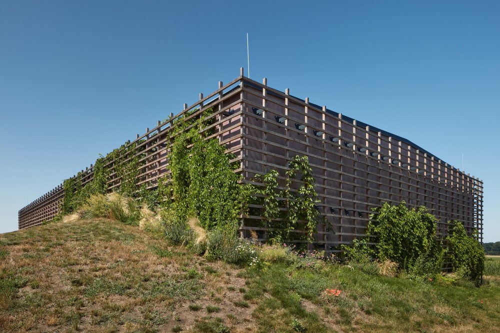 Nejvýraznějším stavebním zásahem do areálu je dostavba suchého skladu. Architekti ho navrhli jako betonovou montovanou halu.