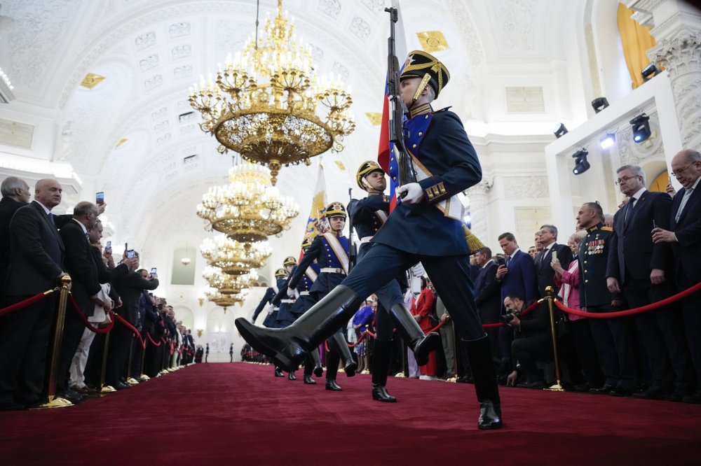 Putin v Kremlu složil přísahu a oficiálně se znovu ujal prezidentského úřadu