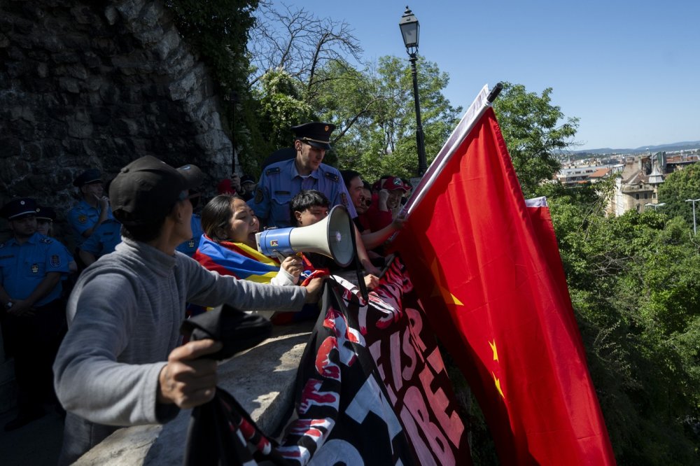 Tibetští demonstranti natáhli tibetskou vlajku na Gellértově hoře (čtvrtek 9. května 2024)