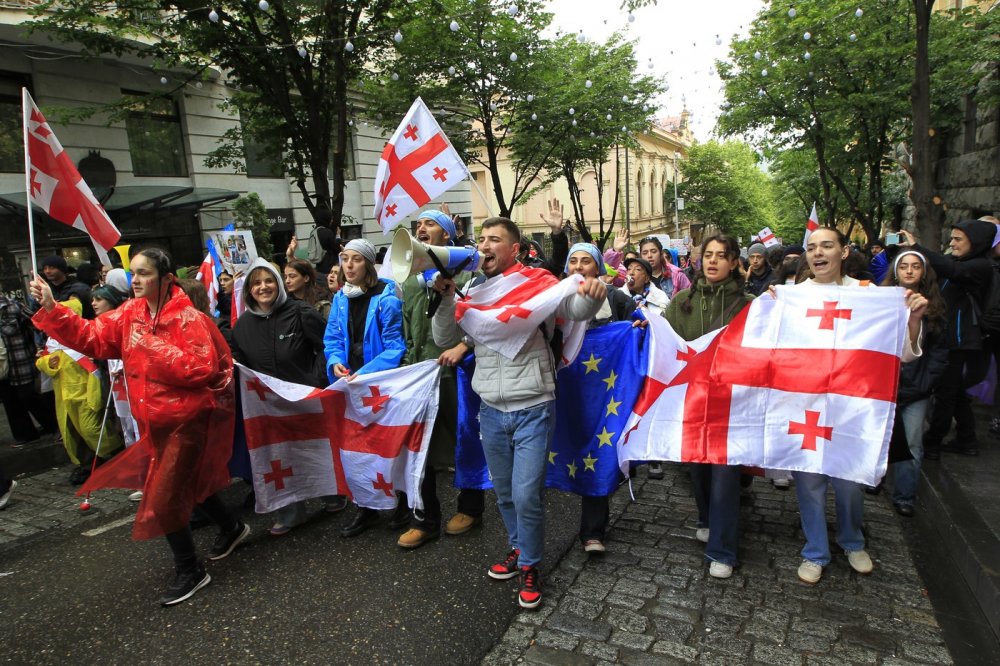 V ulicích hlavního města Tbilisi proti předloze už týdny demonstrují desetitisíce lidí