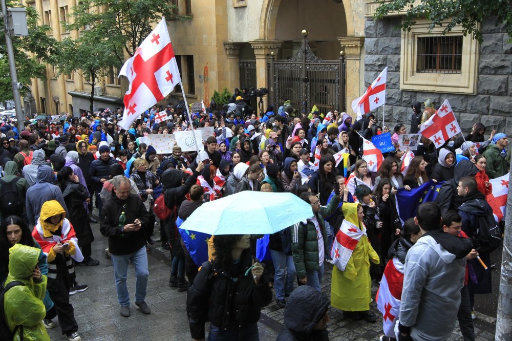 V ulicích hlavního města Tbilisi proti předloze už týdny demonstrují desetitisíce lidí