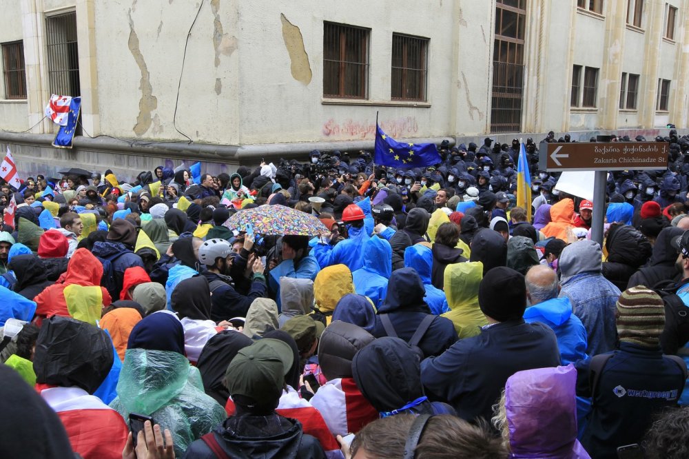 V ulicích hlavního města Tbilisi proti předloze už týdny demonstrují desetitisíce lidí