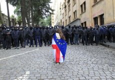 V ulicích hlavního města Tbilisi proti předloze už týdny demonstrují desetitisíce lidí