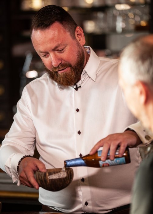 Pivo s výraznou chutí kokosu a vůní chleba Mongozo Coconut se pro dokonalý zážitek nalévá do skořápek  z kokosových ořechů.