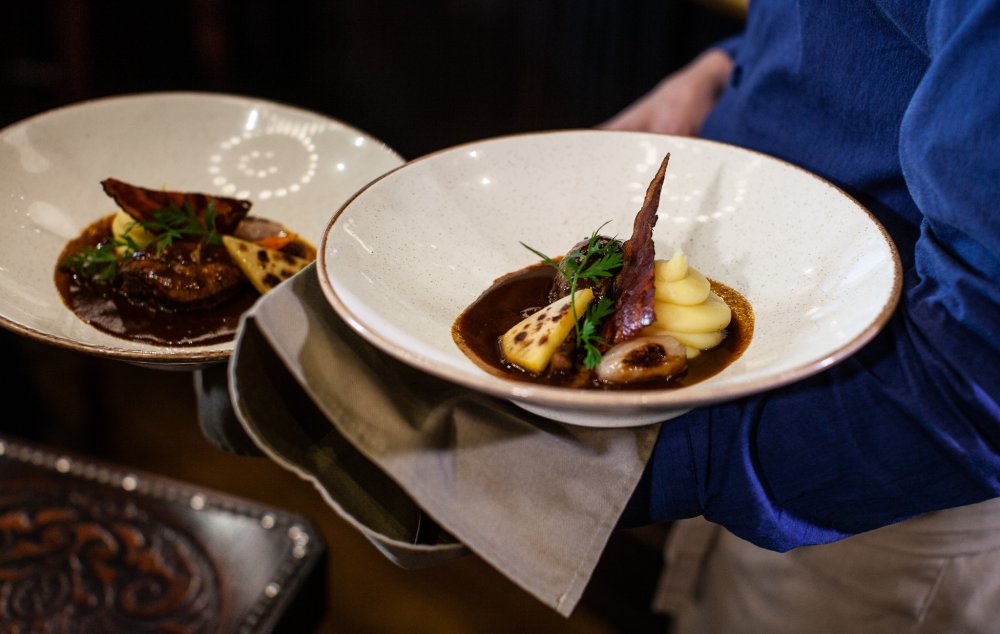 Kromě Belgie lze v Bruxxu gastronomicky zabrousit i do Francie: například díky coq au vin rouge (dušenému kohoutovi s bylinkami, kořenovou zeleninou a červeným vínem), který se podává s bramborovým pyré s pečenou karotkou, slaninou, tuřínem a šalotkou.