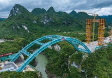 Stavba mostu a rychlostní silnice v jihozápadní čínské provincii Kuej-čou
