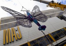 Na obchodní dům Máj v Praze dělníci přidělali druhého motýla od Černého