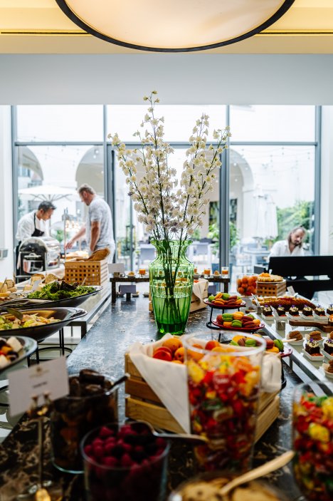 Každou neděli od 12:30 do 15:00 si můžete vychutnat tématicky zaměřené brunchové menu s neomezenou konzumací prosecca či šampaňského. Restaurace je součástí hotelu Augustine, a Luxury Collection v Letenské ulici, jen pár kroků od Malostranského náměstí.