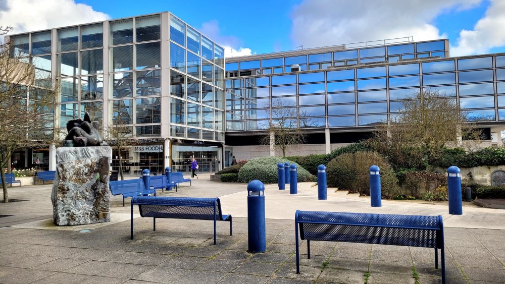 Obří nákupní centrum je zároveň hlavním centrem města.