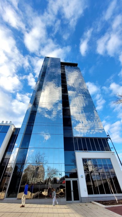 Hotel La Tour nabízející výhled na město a fajnové posezení u čaje (s mlékem).