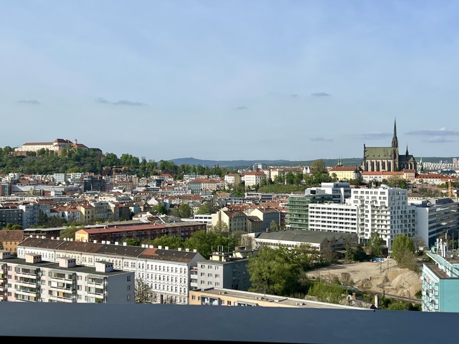 Prostorná terasa nabízí panoramatický výhled na město