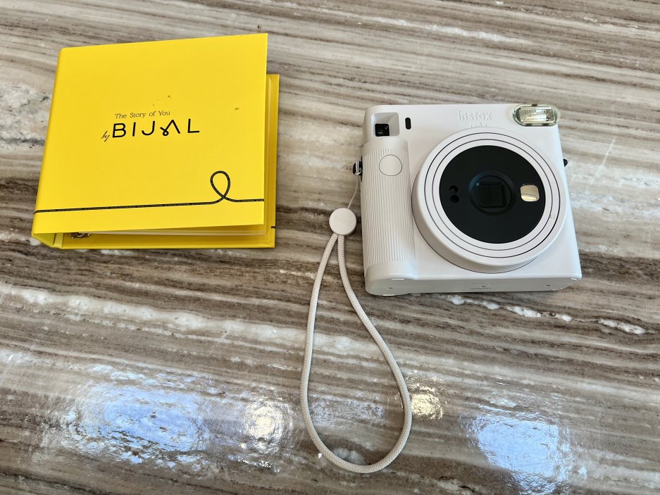 Hostům je k dispozici Instax a připravené je i fotoalbum