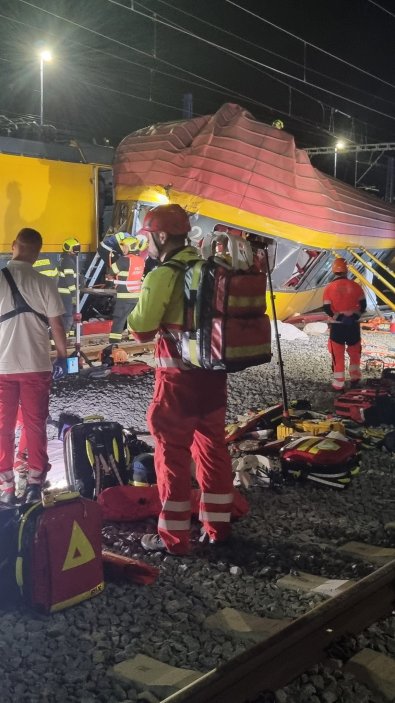 Při srážce vlaků v Pardubicích zemřeli čtyři lidé, zraněných jsou desítky