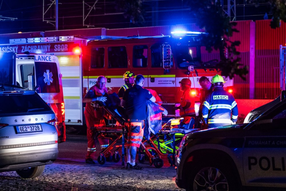 Při srážce vlaků v Pardubicích zemřeli čtyři lidé, zraněných jsou desítky