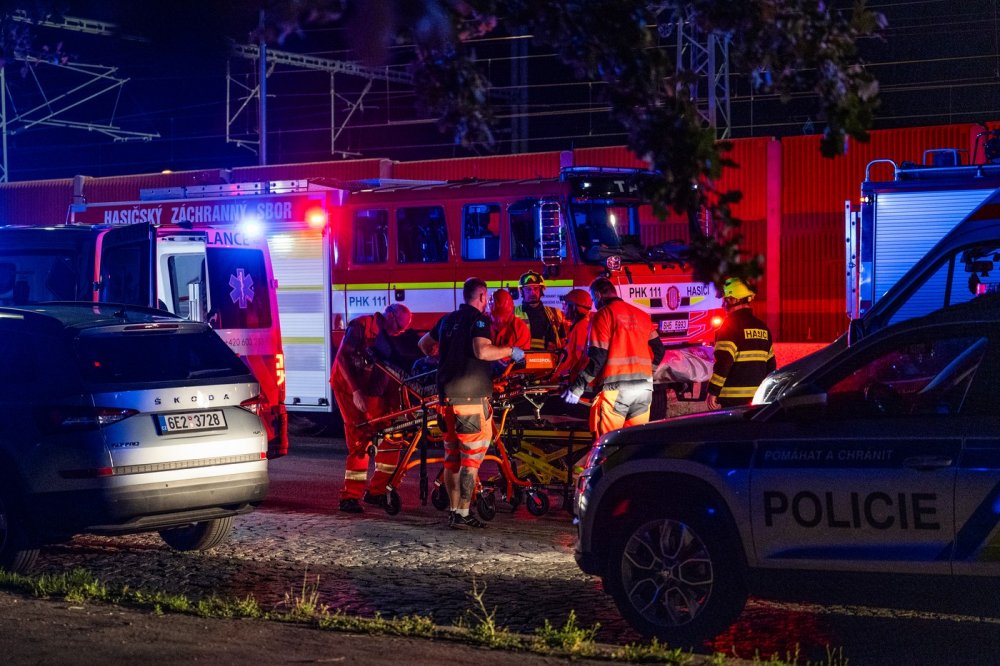 Při srážce vlaků v Pardubicích zemřeli čtyři lidé, zraněných jsou desítky