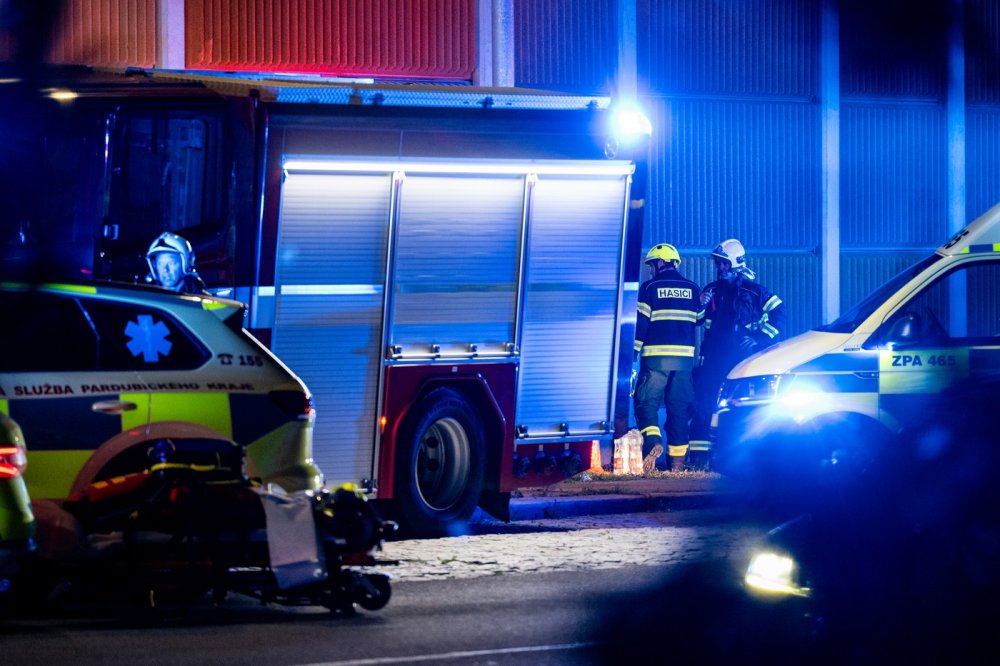 Při srážce vlaků v Pardubicích zemřeli čtyři lidé, zraněných jsou desítky