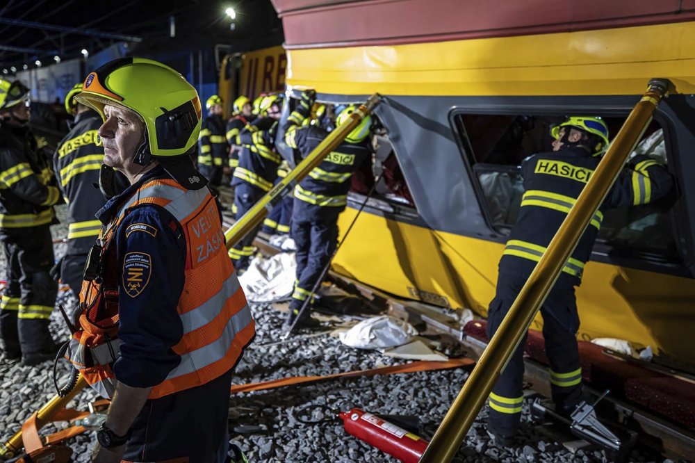 Při srážce vlaků v Pardubicích zemřeli čtyři lidé, zraněných jsou desítky