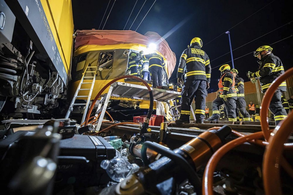 Při srážce vlaků v Pardubicích zemřeli čtyři lidé, zraněných jsou desítky