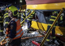 Při srážce vlaků v Pardubicích zemřeli čtyři lidé, zraněných jsou desítky
