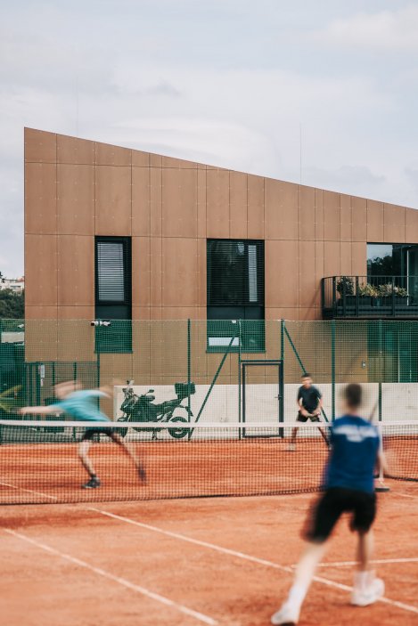 Ústředním prostorem domu je klubovna, která je koncipována jako centrum společenského života klubu, prostor pro setkávání i jako místo pro relaxaci.