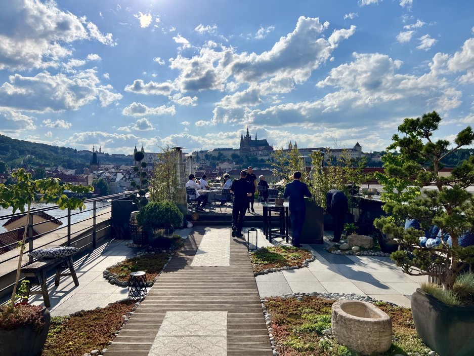 Popup restaurace MIRU na střešní terase hotelu Four Seasons