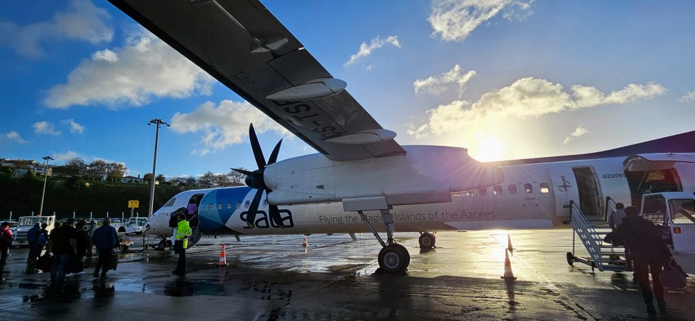 Mezi jednotlivými ostrovy létají pravidelné linky společnosti Sata Air Açores. 