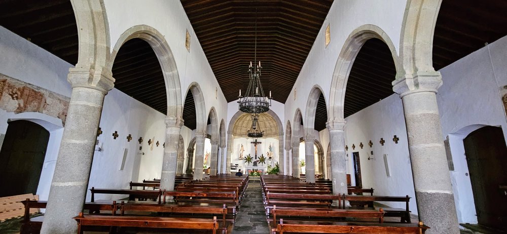 Igreja Matriz na Terceiře - uvnitř kostela se dochovaly ještě původní středověké fresky na bočních stěnách kostela..