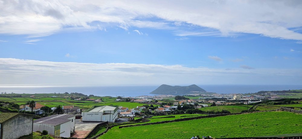 Pohled na Angra do Heroísmo a pastviny ze zdejší největší mléčné farmy. 