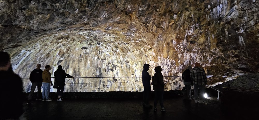 Algar do Carvao jeskynní útvar s fantasticky klenutou klenbou vznikl před třemi tisíci lety rozpínáním plynů po sopečném výbuchu.