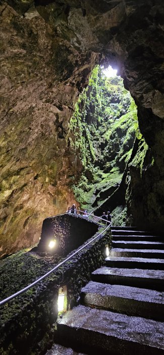 Do Algar do Carvao se už nyní nemusíte slaňovat jako objevitelé této jeskyně, protože je zde vybudován dlouhý betonový tunel až přímo do sopouchu.