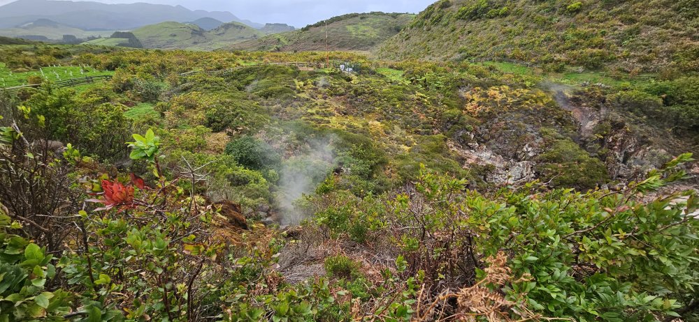 Furnas do Enxofre - geopark - oblast se sirnými výpary a kouřícími gejzíry