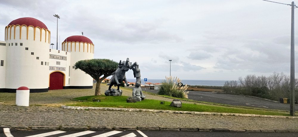 Býčí aréna na Terceiře. Zdejší zápasy mají jiná pravidla než ve Španělsku a býci se prý nezabíjejí.