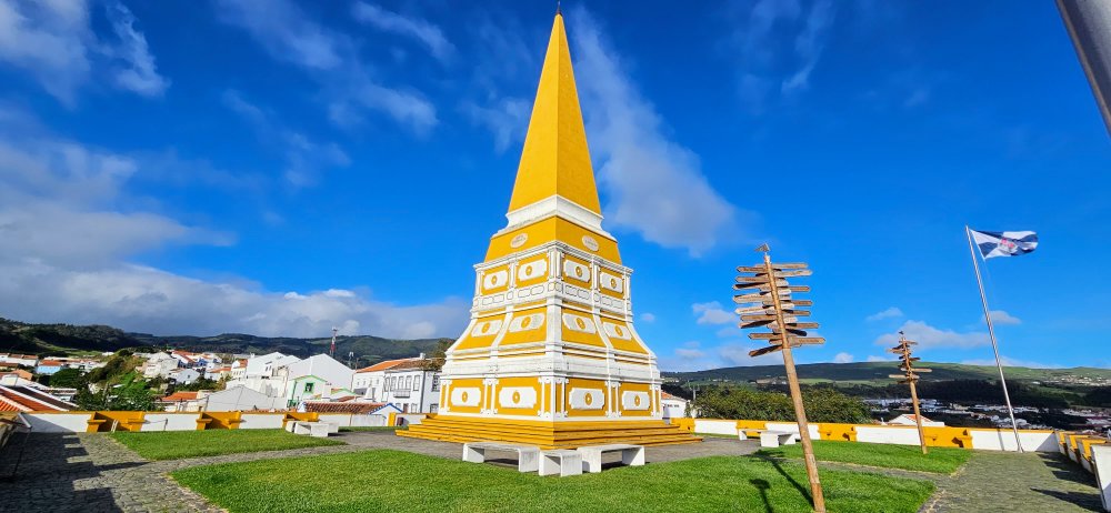 Obelisk, který se tyčí nad městem Angra do Heroísmo, by postaven roku 1856 na počest návštěvy krále D. Pedra IV. Během portugalské občanské války. 