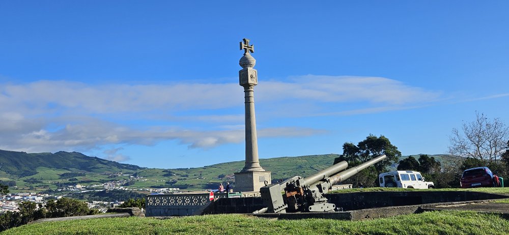 Památník na Monte Brasil, kde byla a stále je vojenská pevnost Fortaleza de Sao Joao Baptista.