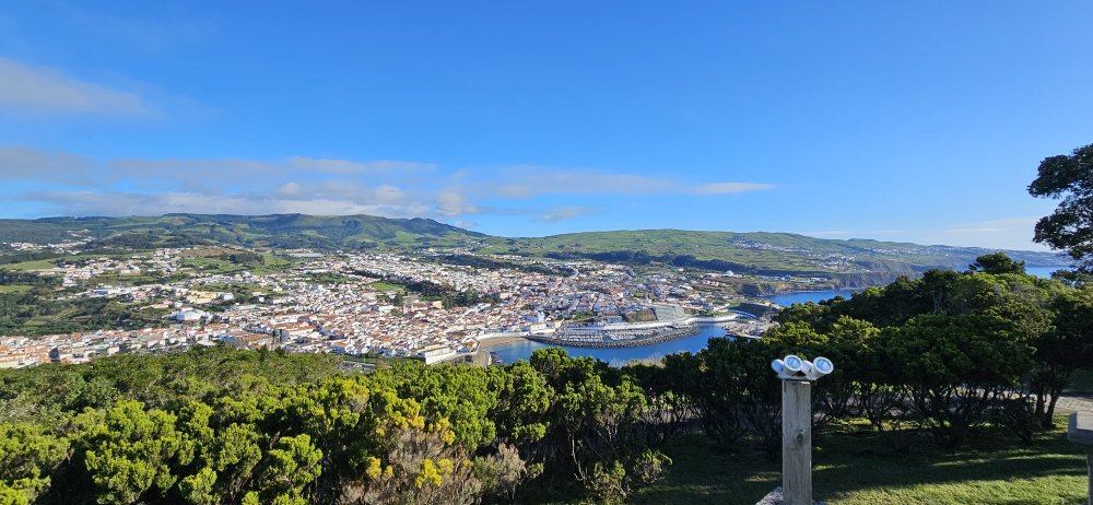 Pohled na Angra do Heroísmo z Monte Brasil. Není divu, že zde byla a je pevnost. Město a přístav tu je jako na dlani.